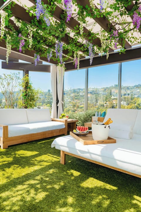 Outdoor pool, cabanas (surcharge), pool umbrellas