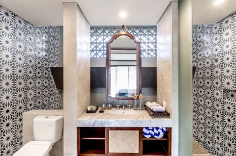 Shower, free toiletries, hair dryer, bathrobes