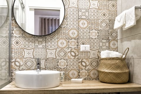 Standard Double Room, 1 Queen Bed | Bathroom sink