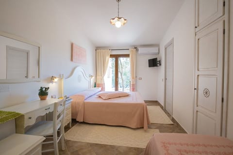 Double Room | Minibar, in-room safe, desk, soundproofing