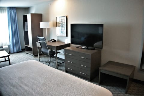 Deluxe Room, 1 King Bed (Deluxe 1 King Bed, Sofa bed, Non-Smok) | Desk, laptop workspace, blackout drapes, iron/ironing board