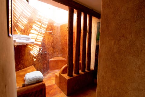 Habitacion Azul | Bathroom | Shower, hair dryer, towels