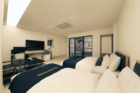 Deluxe Room (1 Double Bed, 1 Single Bed) | Free WiFi