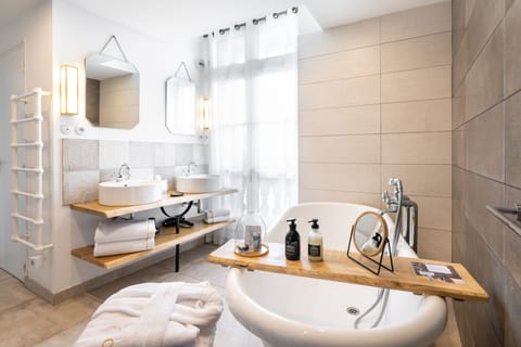 Classic Suite, 1 King Bed, Bathtub (Roomy Suite) | Bathroom | Hair dryer, bathrobes, towels, soap