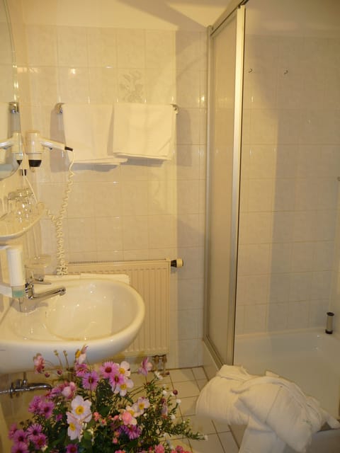 Standard Apartment, Private Bathroom (mit Balkon) | Bathroom | Hair dryer, bathrobes, towels, soap