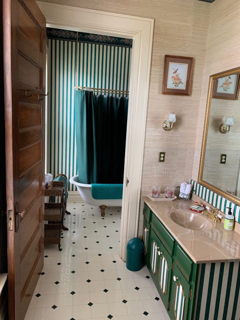 4-Sunset Park Suite | Bathroom | Free toiletries, hair dryer, bathrobes, towels