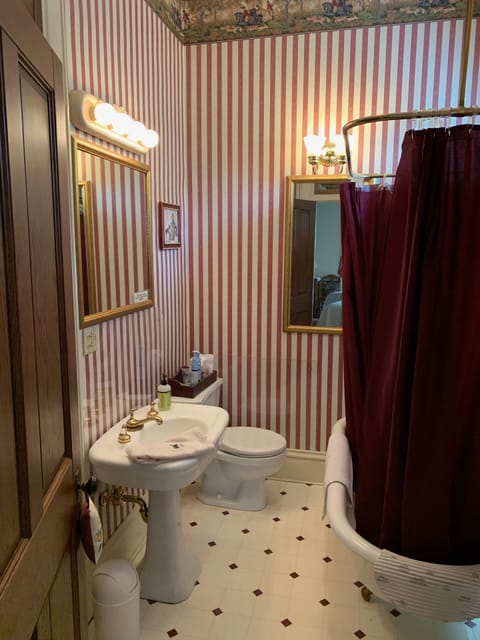 3-Atkinson Park Room | Bathroom | Free toiletries, hair dryer, bathrobes, towels