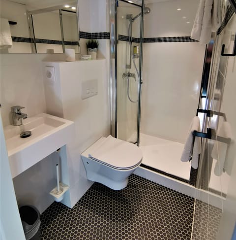 Comfort Double Room, 1 Double Bed | Bathroom | Free toiletries, hair dryer, towels