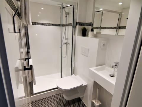 Comfort Triple Room | Bathroom | Free toiletries, hair dryer, towels