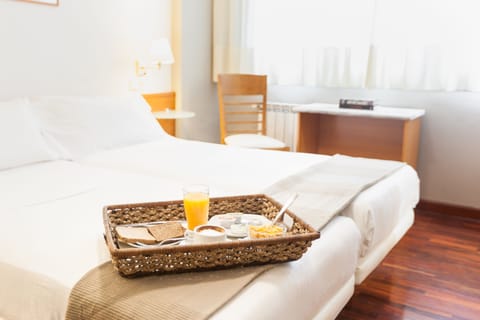 Triple Room | Desk, cribs/infant beds, rollaway beds, free WiFi