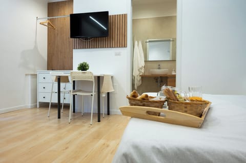 Deluxe Room | 1 bedroom, Egyptian cotton sheets, premium bedding, down comforters