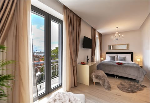 Comfort Room, Harbor View (1) | Premium bedding, in-room safe, desk, laptop workspace