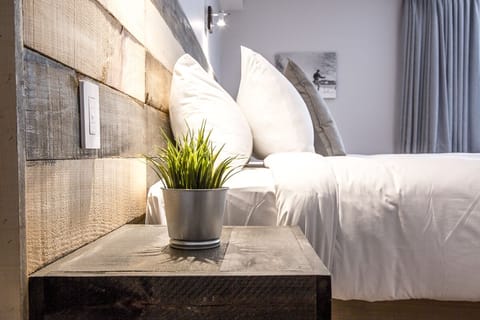 Room, 1 King Bed | Desk, laptop workspace, blackout drapes, soundproofing