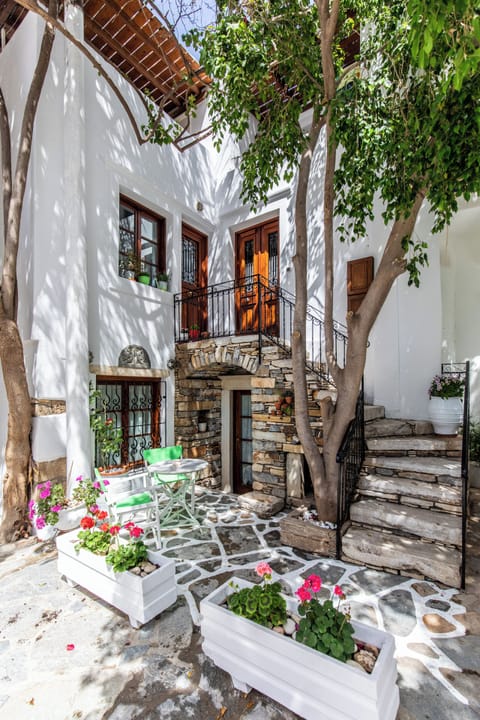 Executive Apartment, Courtyard View | Terrace/patio