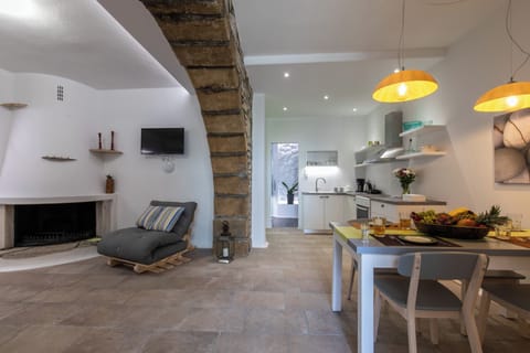 Executive Apartment, Courtyard View | Dining room