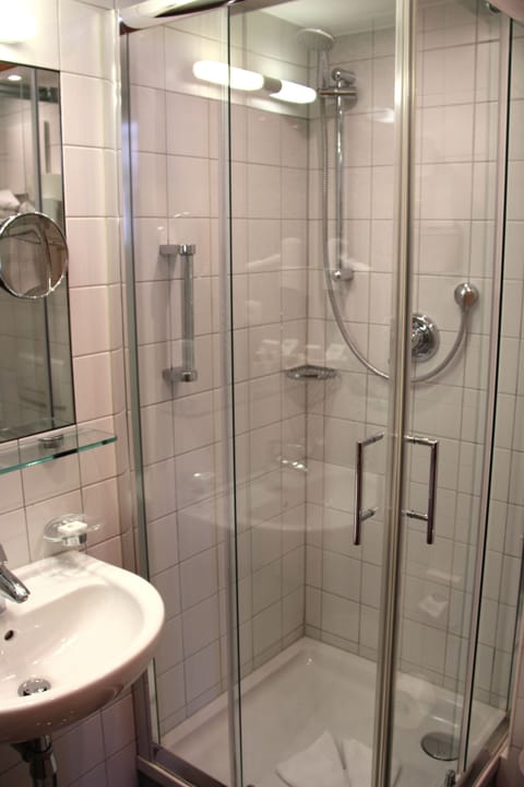 Standard Double Room | Bathroom | Shower, free toiletries, hair dryer, bathrobes