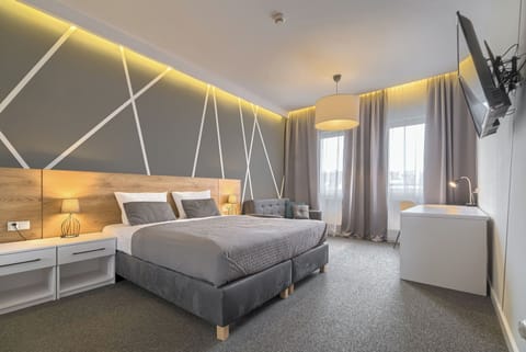 Deluxe Double Room | Desk, laptop workspace, blackout drapes, free WiFi