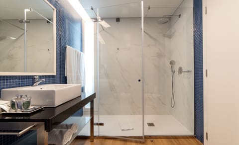 Double Room, Sea View | Minibar, in-room safe, desk, soundproofing