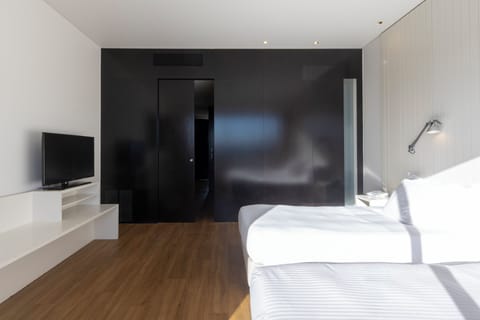 Twin Room, Mountain View | Minibar, in-room safe, desk, soundproofing