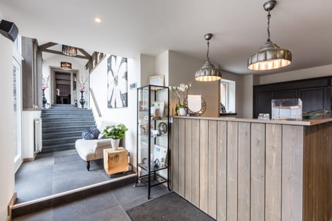 Check-in/check-out kiosk