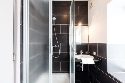 Standard Room | Bathroom shower