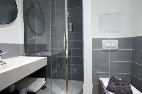 Shower, eco-friendly toiletries, towels