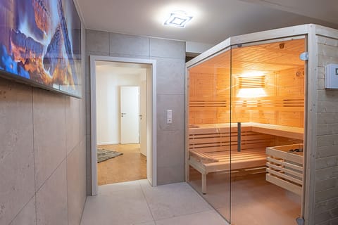 Hypo-allergenic bedding, minibar, in-room safe, desk