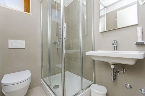 Bed in 4-Bed Dormitory Room with Shared Bathroom | Bathroom | Shower, hair dryer, towels, soap