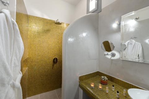 Suite, Hot Tub, Sea View | Bathroom | Shower, rainfall showerhead, free toiletries, hair dryer