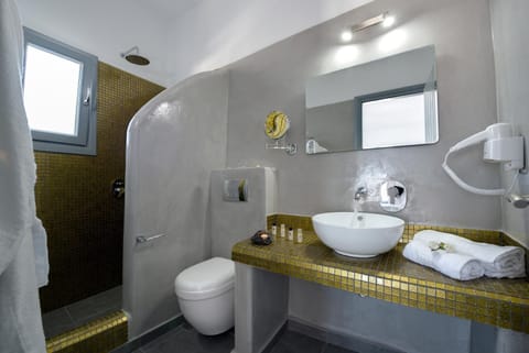 Suite, Hot Tub, Sea View | Bathroom | Shower, rainfall showerhead, free toiletries, hair dryer