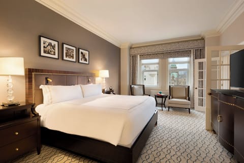 Fairmont Gold, Suite, 1 King Bed | Premium bedding, pillowtop beds, minibar, in-room safe