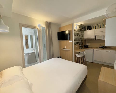 Superior Studio, 1 Double Bed | Desk, laptop workspace, soundproofing, iron/ironing board