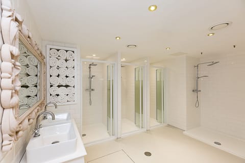 Cave for 28 | Bathroom | Free toiletries, hair dryer, towels, soap