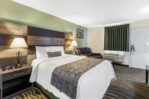 Desk, laptop workspace, iron/ironing board, free WiFi