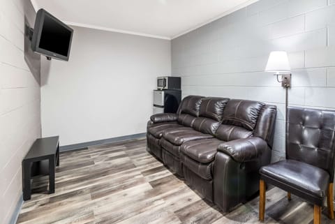 Desk, laptop workspace, iron/ironing board, free WiFi