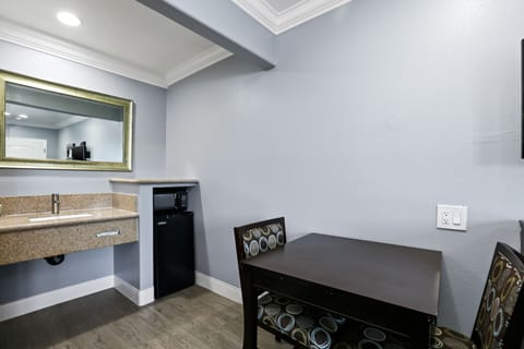 Room, 1 King Bed | Desk, iron/ironing board, free WiFi, bed sheets