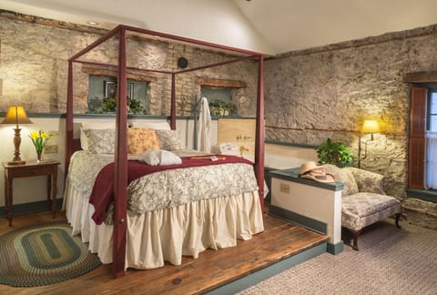 Room, 1 Queen Bed, Fireplace | Premium bedding, down comforters, individually furnished