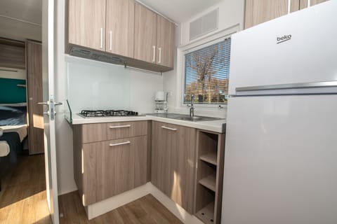Camping Home Next | Private kitchenette | Full-size fridge, microwave, stovetop, coffee/tea maker