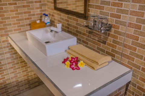 Basic Triple Room | Bathroom | Shower, free toiletries, towels, soap