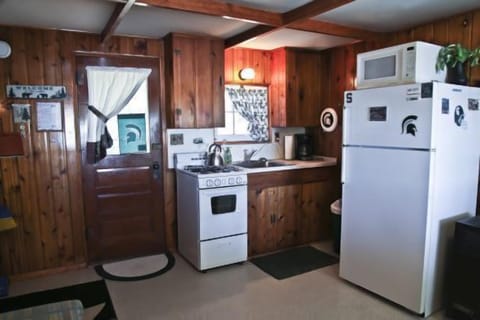 Cabin, 2 Bedrooms | Private kitchen | Fridge, oven, coffee/tea maker, toaster