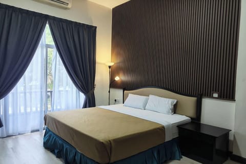 Deluxe Double Room | Desk, iron/ironing board, free WiFi, bed sheets