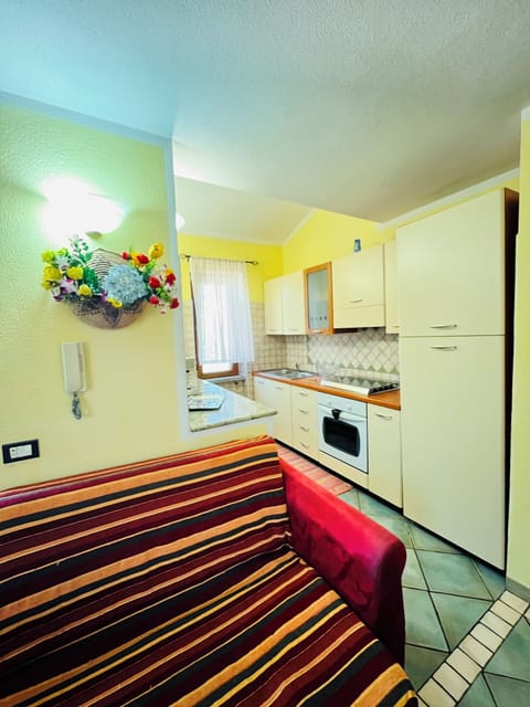 Apartment, 3 Bedrooms | Private kitchenette | Full-size fridge, microwave, oven, stovetop