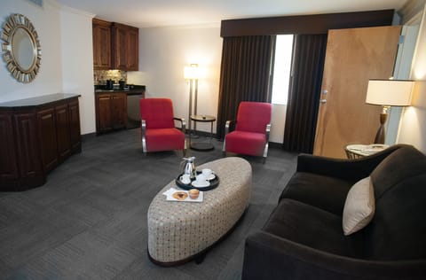 Vice President's Queen Suite | Living area | 49-inch Smart TV with cable channels, TV