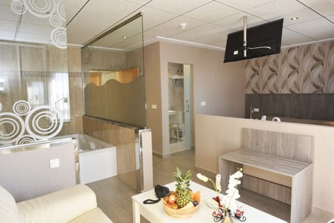 Junior Suite | In-room safe, desk, laptop workspace, blackout drapes