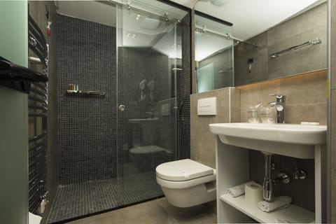 Deluxe Triple Room | Bathroom | Shower, hydromassage showerhead, free toiletries, hair dryer