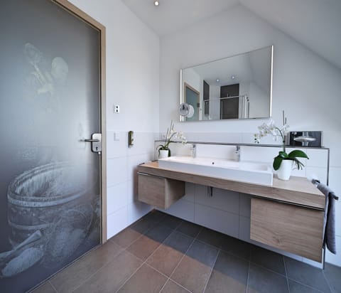 Grand Studio | Bathroom | Free toiletries, hair dryer, bathrobes, slippers