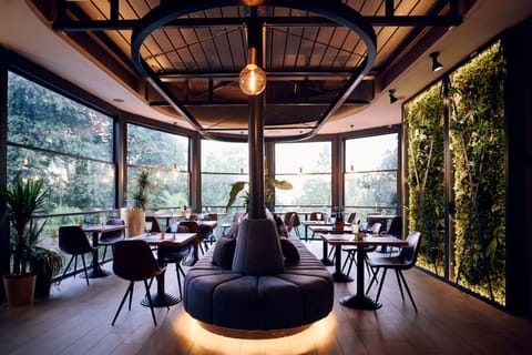 2 restaurants; breakfast, lunch, and dinner served