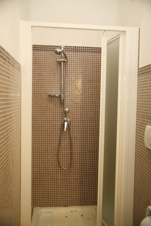 Shower, rainfall showerhead, free toiletries, bidet