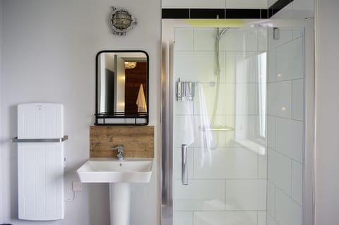 Quadruple Room (Nessie) | Bathroom | Free toiletries, hair dryer, towels