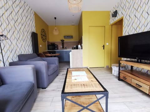 Studio (Chez Justin et Robin) | Living area | Flat-screen TV